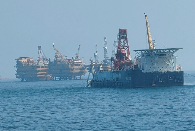 公司项目组邀请上海振华重工,联合"华西900"船对整个作业线设备进行